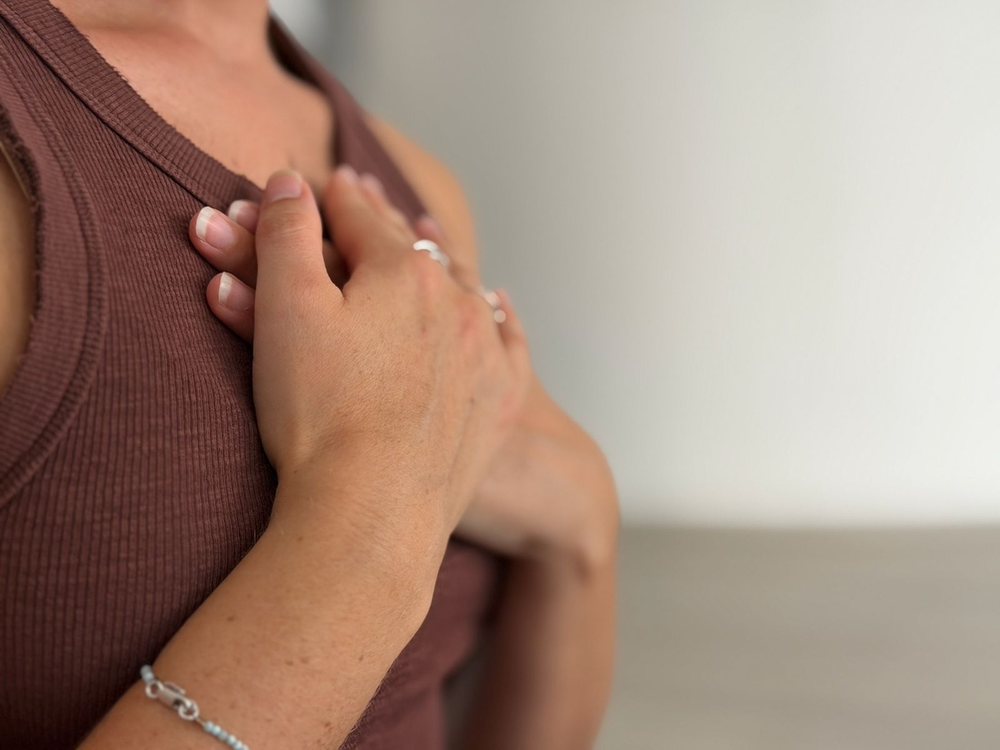 La mano appoggiata sulla spalla: contatto e ascolto